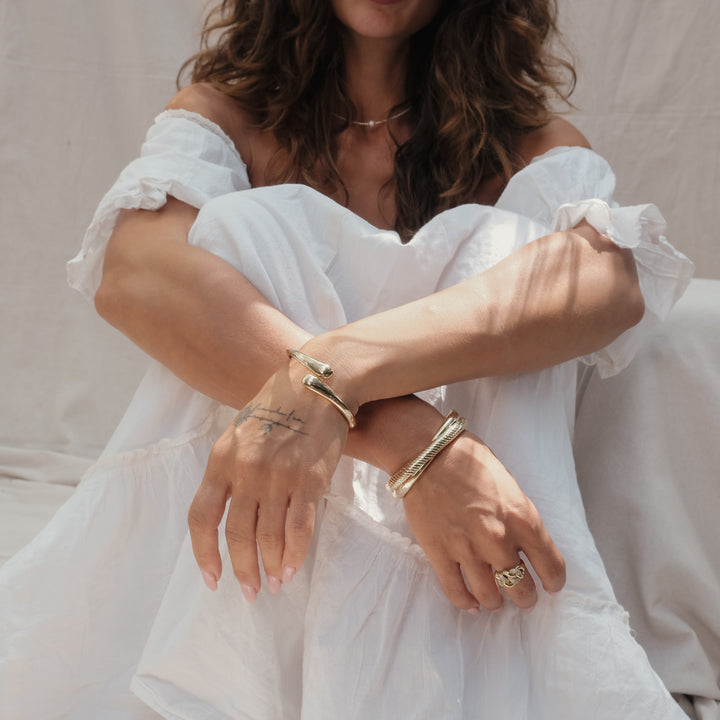 GOLD BANGLE - OVERLAPPING